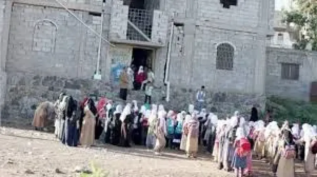 ”تعيين مزدوج في تعز: مدير تربية شرعب السلام يُعيَّن مرتين خلال أسبوعين... من يحكم التعليم في المناطق الخاض...